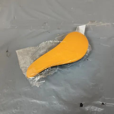 APPROXIMATELY 20 PLASTIC HAIRBRUSHES IN YELLOW/BLACK