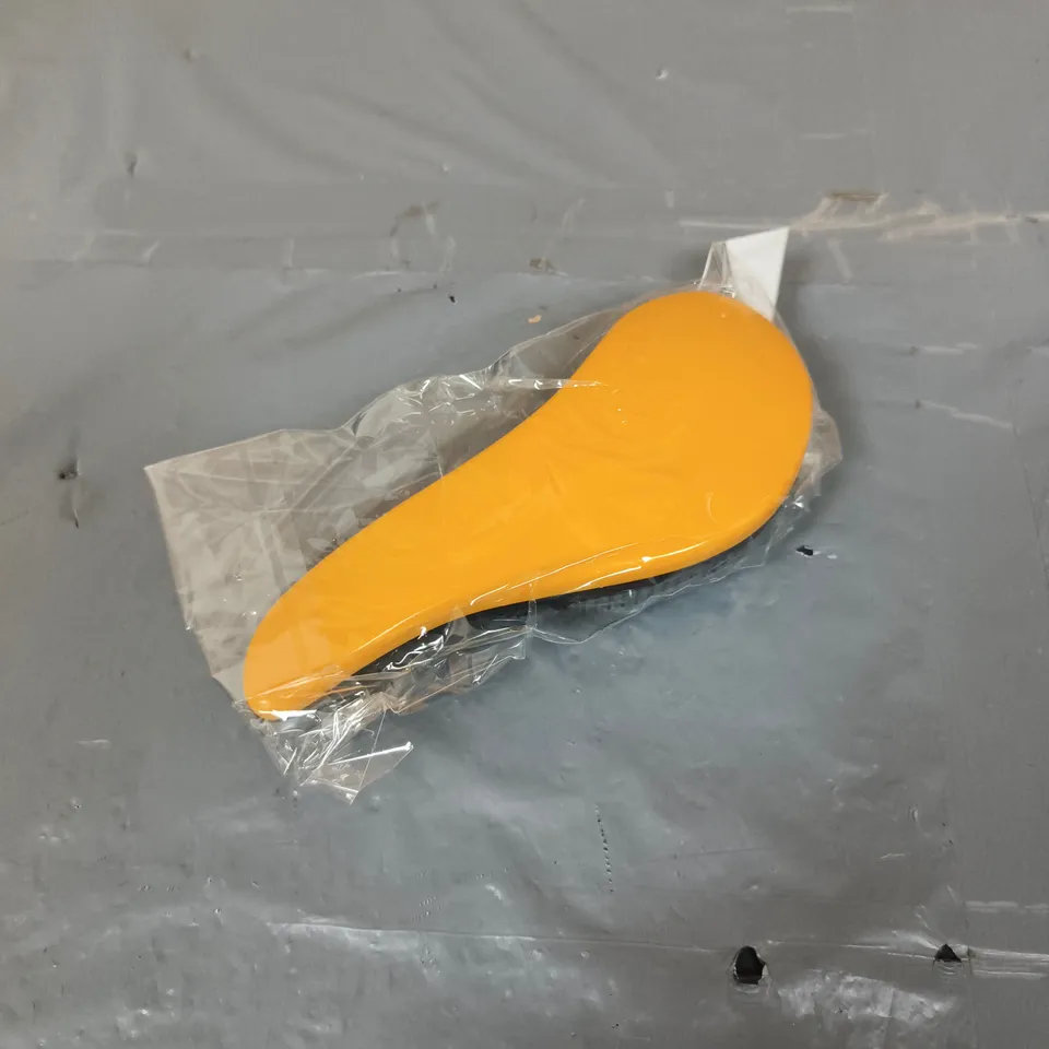 APPROXIMATELY 20 PLASTIC HAIRBRUSHES IN YELLOW/BLACK