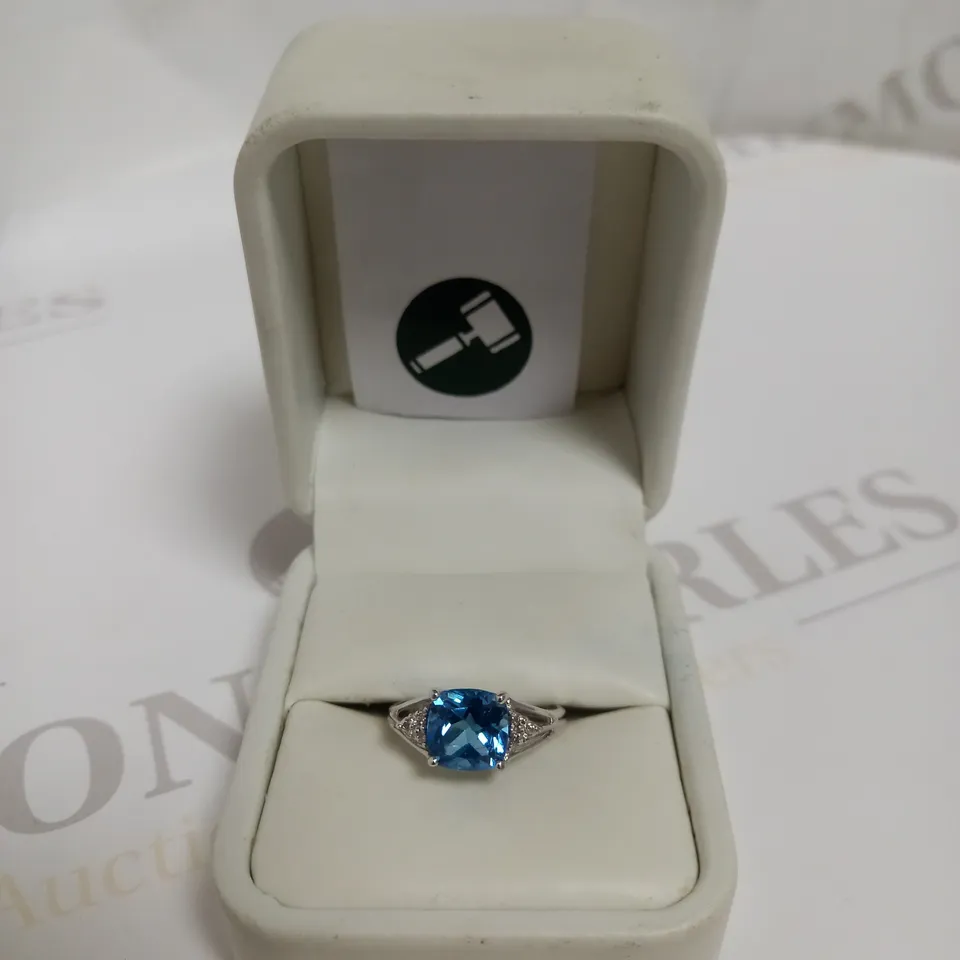 DESIGNER 9CT WHITE GOLD BLUE TOPAZ & DIAMOND RING, WEIGHT +-2.06CT