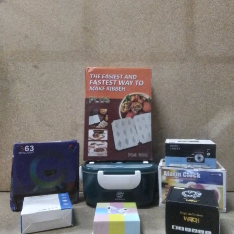 BOX OF ASSORTED ELECTRICALS TO INCLUDE; ELECTRIC LUNCHBOX, DIGITAL CAMERA, WIRELESS HEADPHONES ETC