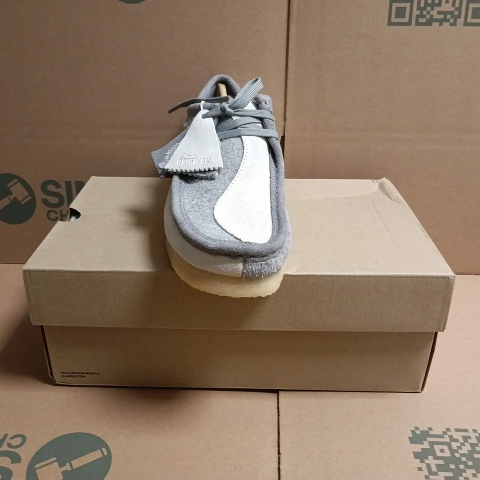 BOXED PAIR OF CLARKS WALLABEE SHOES IN GREY/OFF WHITE SIZE UK 8