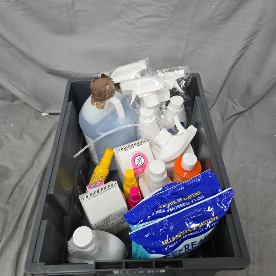 BOX OF APPROXIMATELY 15 ASSORTED LIQUID ITEMS TO INCLUDE: KITCHEN DEGREASER AND WASHING UP LIQUID