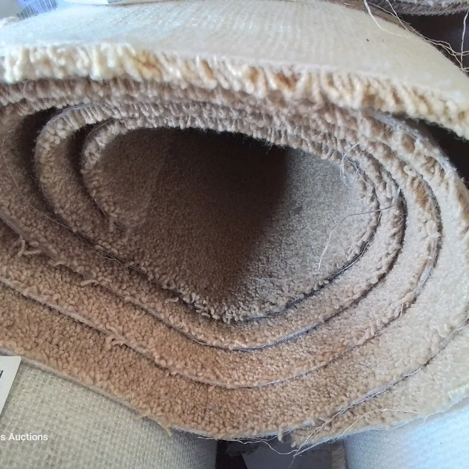 ROLL OF QUALITY CRAFTSMAN SOLAR CARPET APPROXIMATELY 4M ×2.63M