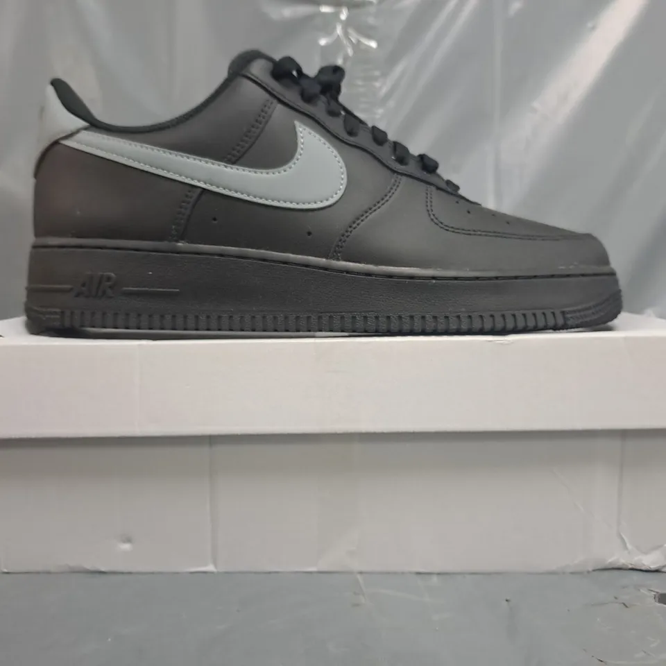 BOXED PAIR OF NIKE AIR FORCE 1 '07 SHOES IN BLACK/GREY SIZE UK 10