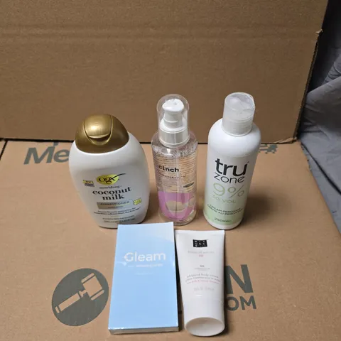 APPROXIMATELY 20 X ASSORTED COSMETIC ITEMS TO INCLUDE OGX COCONUT MILK CONDITIONER, CINCH CLEANSE AND GLOW, TRU ZONE 9%, GLEAM STRIPS, RITUALS OF SAKURA BODY CREAM ETC