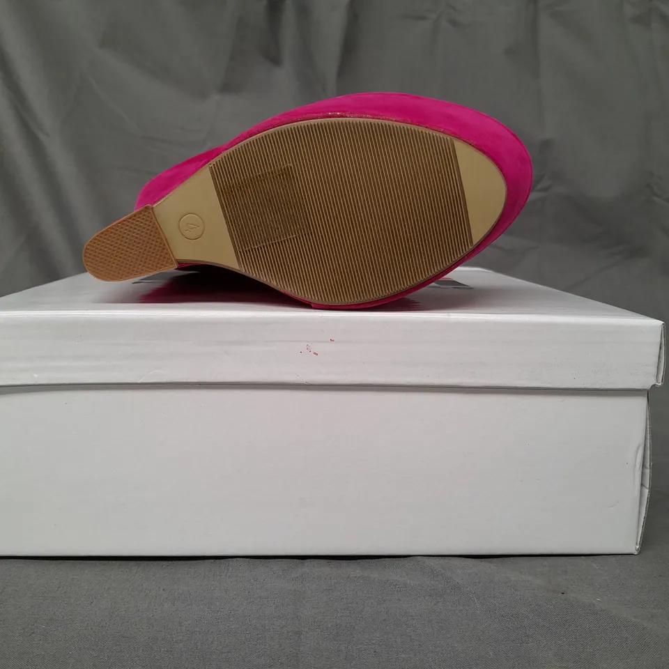 BOXED PAIR OF KOI COUTURE HR5 PLATFORM HIGH WEDGE FAUX SUEDE SHOES IN FUCHSIA SIZE 4