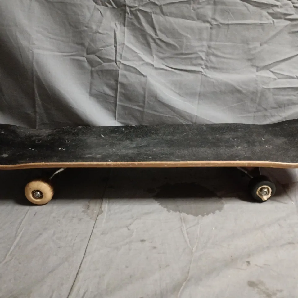 UNBRANDED SKATEBOARD WITH CLOWN GRAPHIC DECK