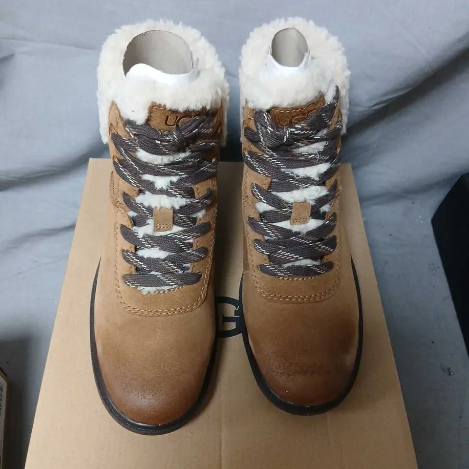 UGG HARRISON LACE CHELSEA BOOTS – TAN SUEDE, FAUX FUR TRIM, UK 6