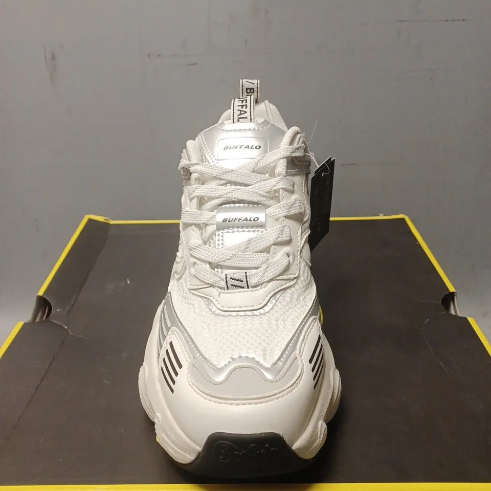 BOXED PAIR OF BUFFALO TRUCK TRAINERS - UK SIZE 6.5