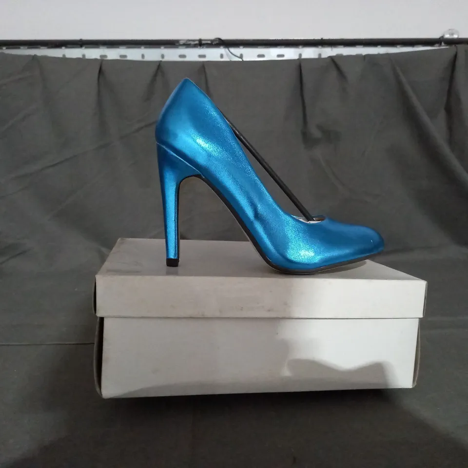 APPROXIMATELY 6 BOXED PAIRS OF ASOS SCALA HIGH HEELS IN BLUE SIZE 4