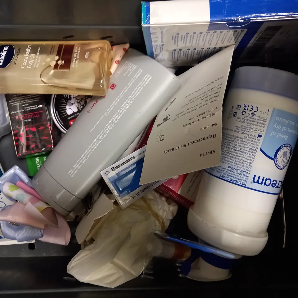 LOT OF APPROXIMATELY 20 HEALTH & BEAUTY ITEMS, TO INCLUDE RAZOR HEADS, TOOTHBRUSH, THE BODY SHOP SOAP, ETC