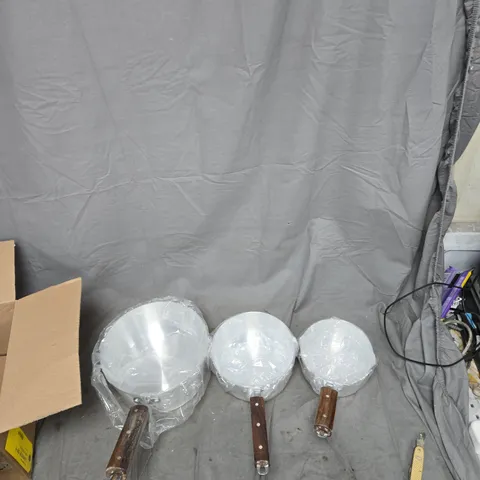 SET OF 3 STAINLESS STEEL SAUCEPANS WITH WOODEN HANDLES