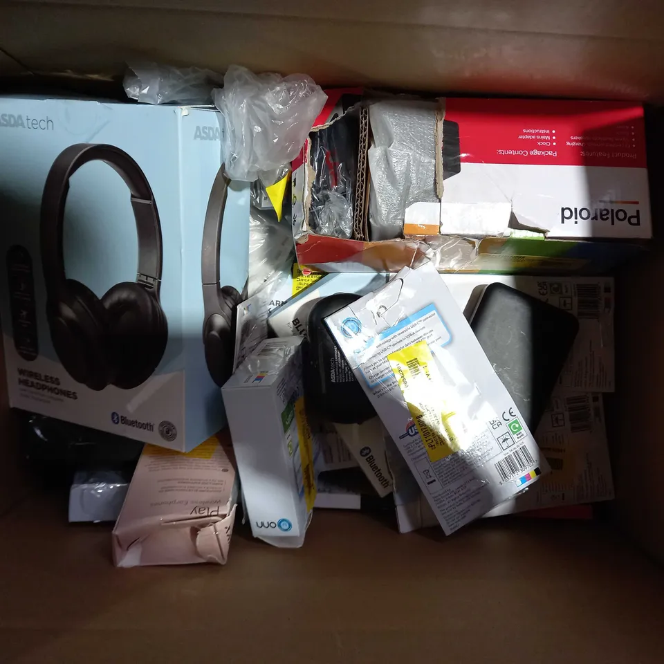 LOT OF APPROXIMATELY 30 ASSORTED ELECTRICAL ITEMS, TO INCLUDE CHARGERS, HEADPHONES, USB CUBE, ETC