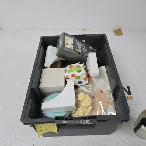TOTE OF APPROXIMATELY 12 ASSORTED ITEMS TO INCLUDE: JO MALONE CANDLE 