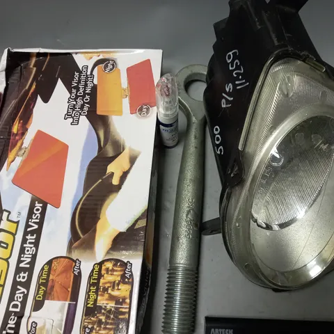 BOX OF ASSORTED CAR ACCESSORIES TO INCLUDE CAR FOG LIGHT - TOW BAR - HD VISOR / COLLECTION ONLY