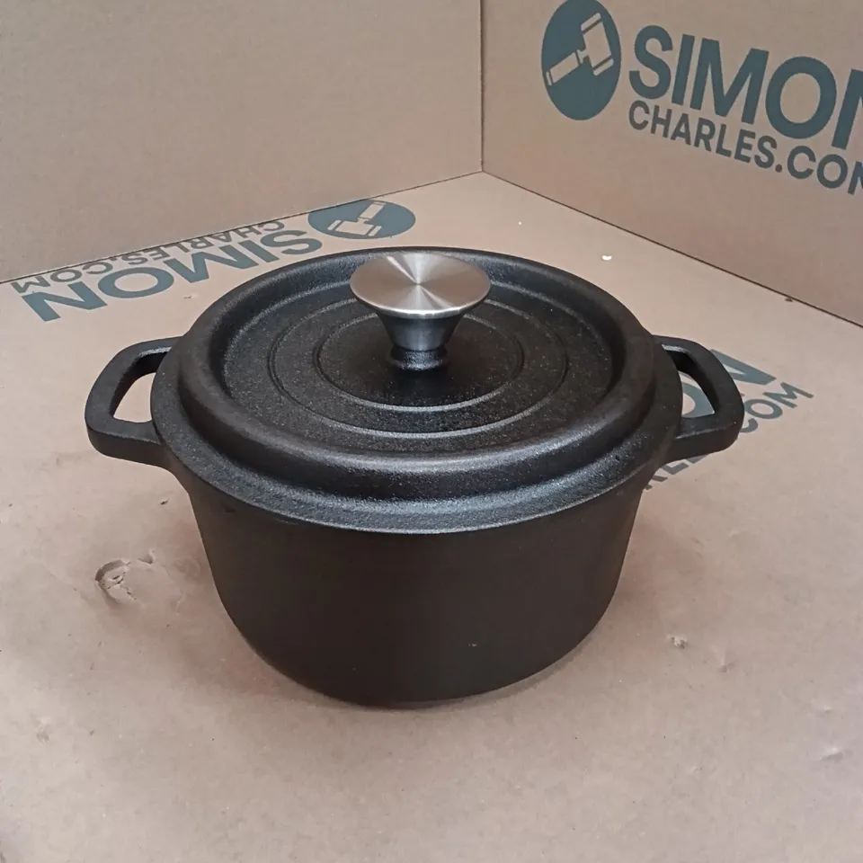 BOXED CAST IRON POT 