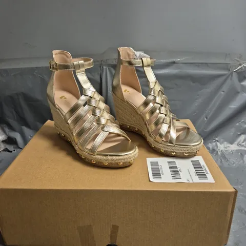 V PLAITED WEDGE SANDALS WITH STUDS - GOLD - SIZE 4