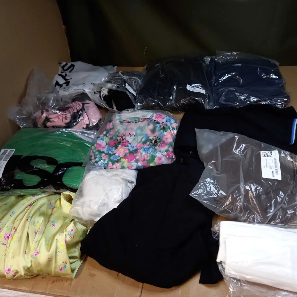 MEDIUM BOX OF ASSORTED CLOTHING ITEMS 
