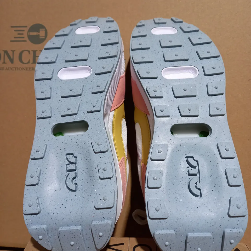 NIKE DV3458-100 WOMENS AIR MAX PRE-DAY TRAINERS - SIZE 6