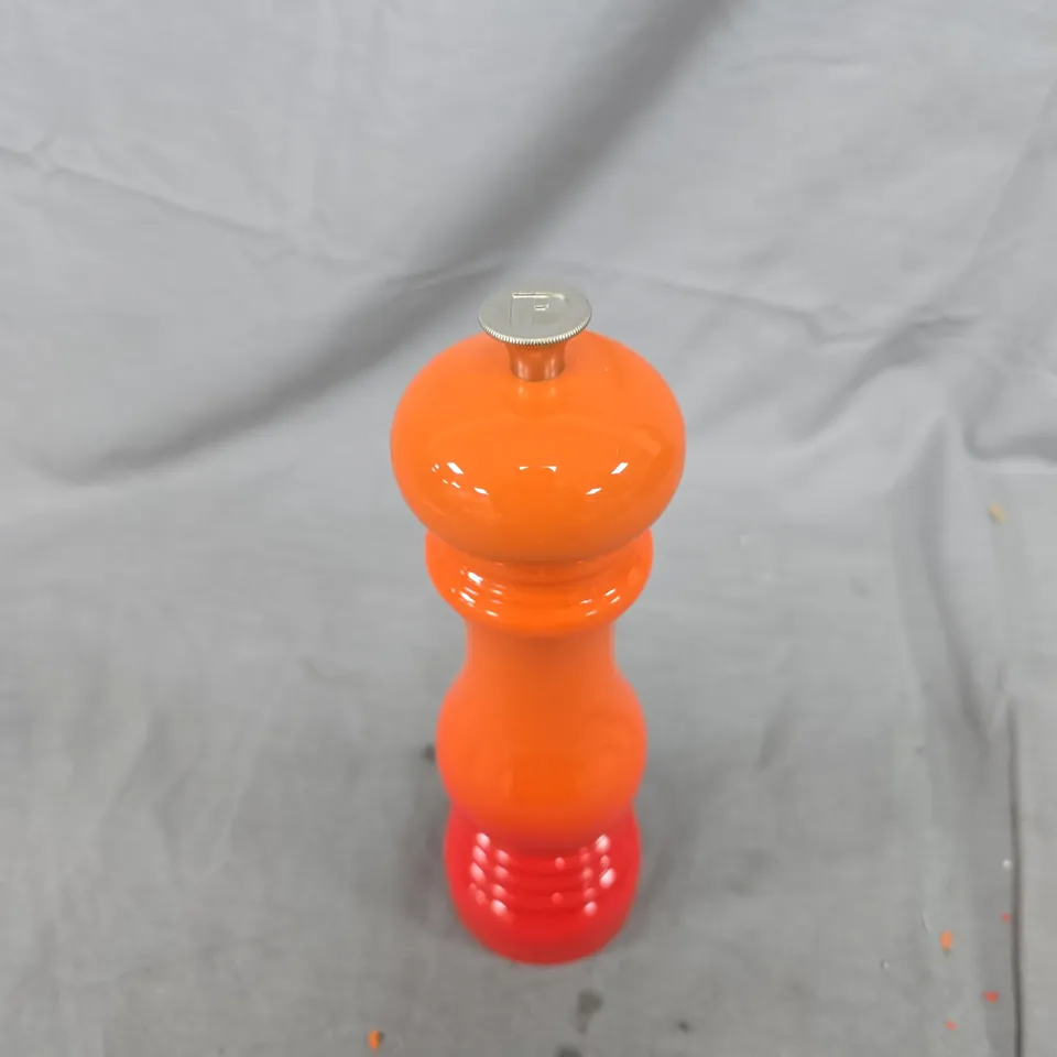 LE CREUSET PEPPER MILL – ORANGE/RED, P-TOP KNOB 