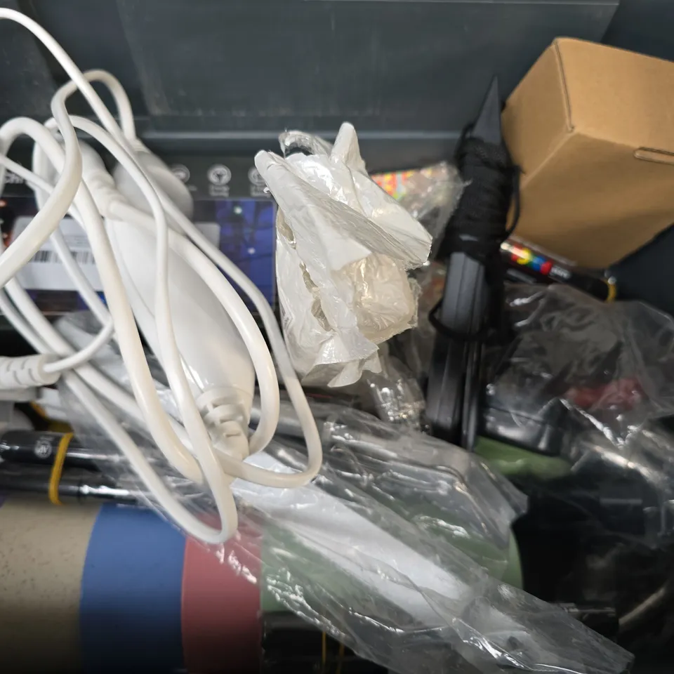 APPROXIMATELY 15 ASSORTED HOUSEHOLD ITEMS TO INCLUDE INCENSE BURNER, GOLFBALL, DRAWER SLIDES, ETC