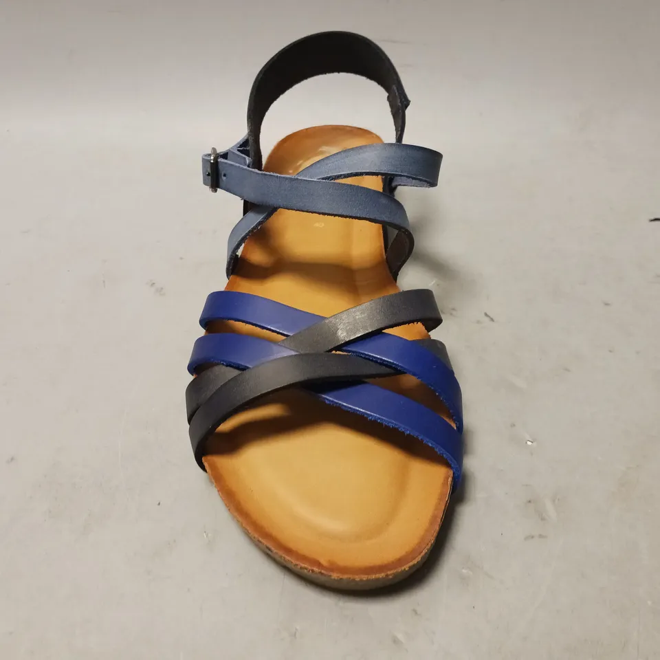 BOXED PAIR OF VAN-DAL OPEN TOE FLAT STRAPPY SANDALS IN BLACK/BLUE EU SIZE 40