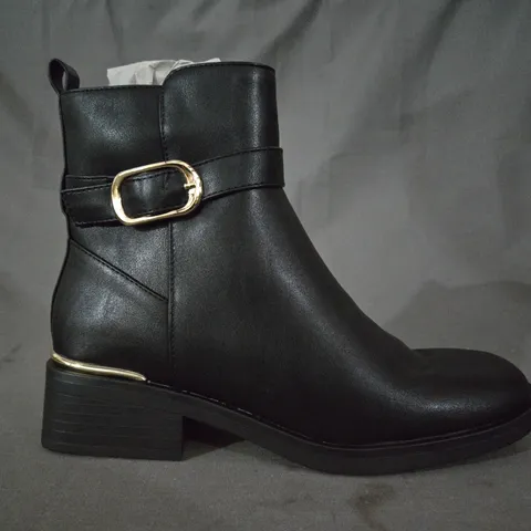 BOXED PAIR OF SCHUH CIARA BUCKLE ANKLE BOOTS IN BLACK UK SIZE 6