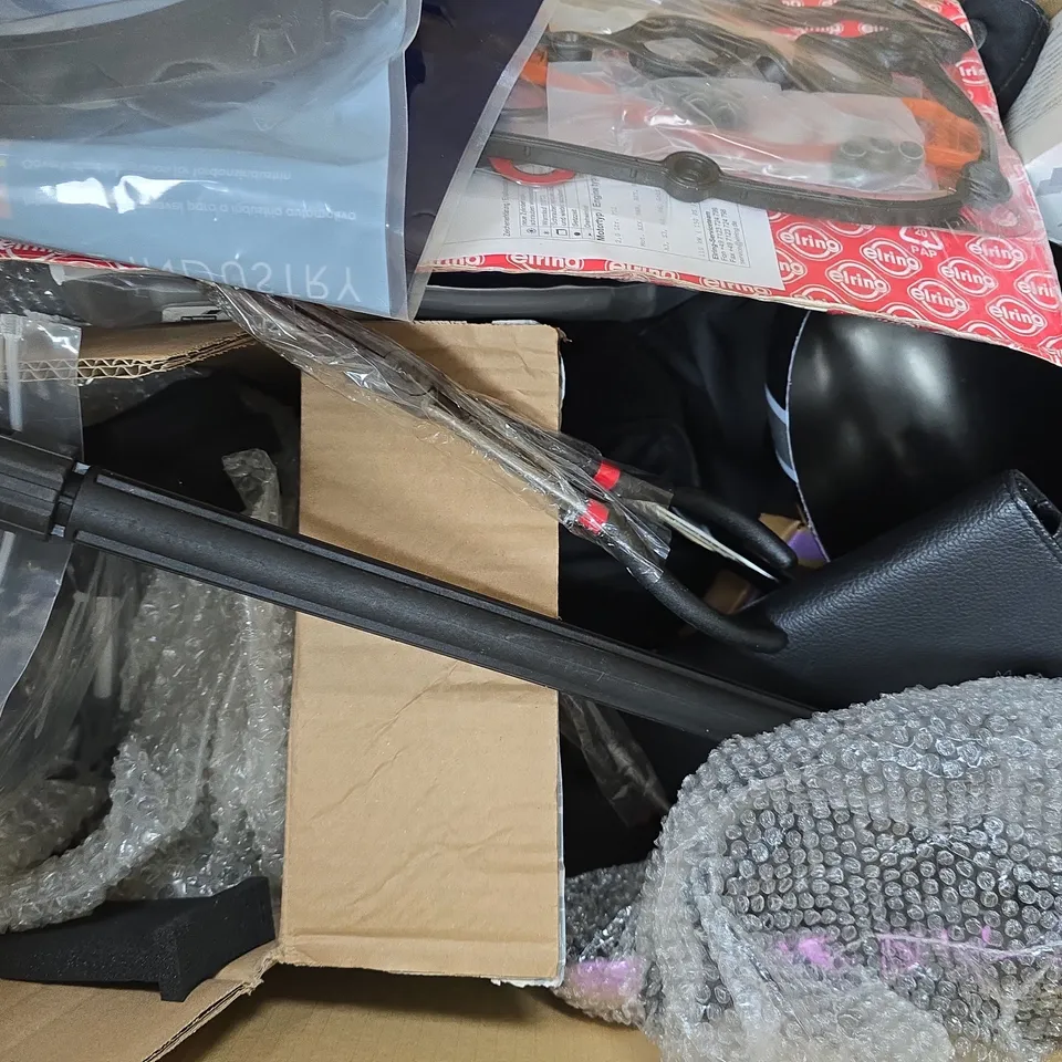 BOX OF APPROXIMATELY 15 ASSORTED CAR AND VEHICLE ACCESSORY ITEMS TO INCLUDE PHONE HOLDER, TYRE PRESSURE GAUGE, CAR SCRATCH REMOVER CLOTH, ETC - COLLECTION ONLY