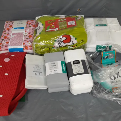 BOX OF APPROXIMATELY 10 ASSORTED BEDDING AND SOFT FURNISHING ITEMS TO INCLUDE - DUVET SETS, PILLOWCASES, AND STORAGE BUCKET ETC.