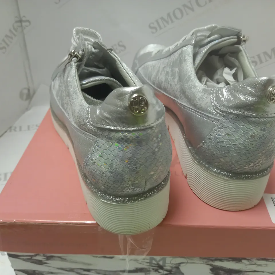 BOXED MODA SILVER LEATHER ZIP AND LACE SHOE - SIZE 9