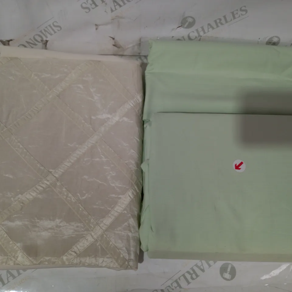 LOT OF 2 ASSORTED DUVET COVERS IN CREAM (SINGLE), AND GREEN (DOUBLE)