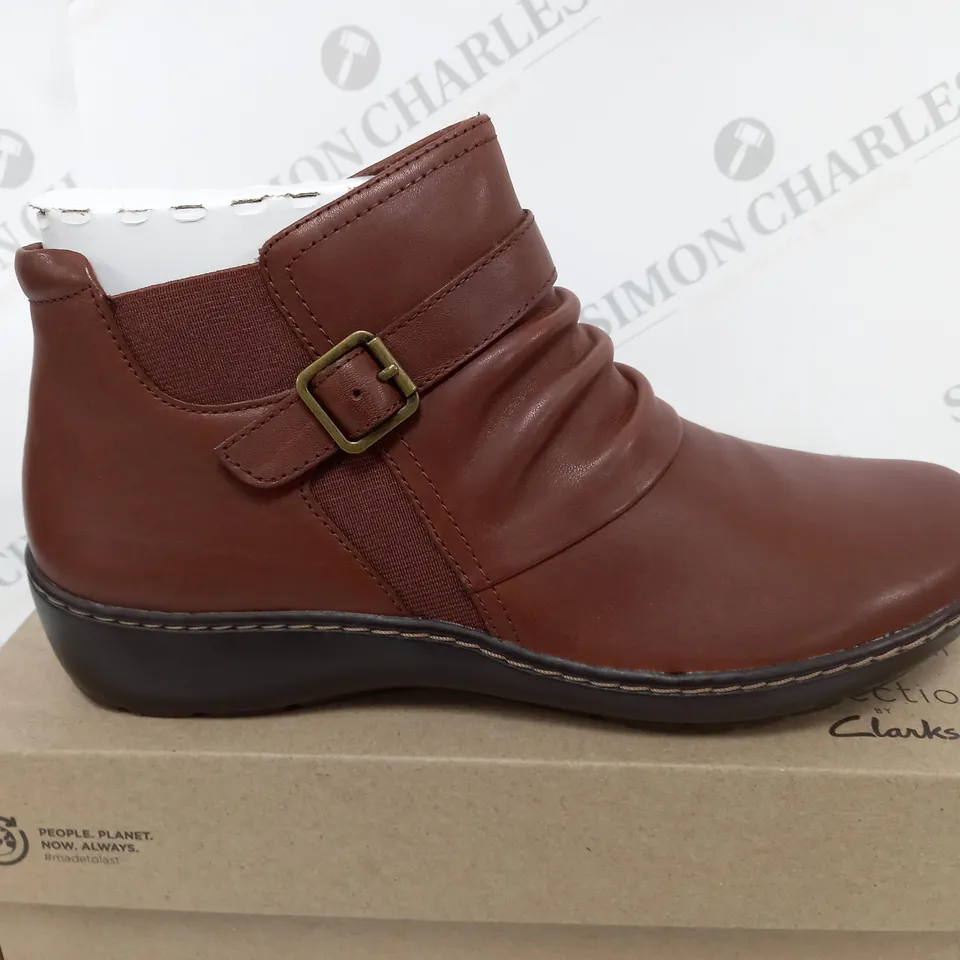 BOXED CLARKS CORA ROUCHED IN DARK TAN LEA IN UK 7