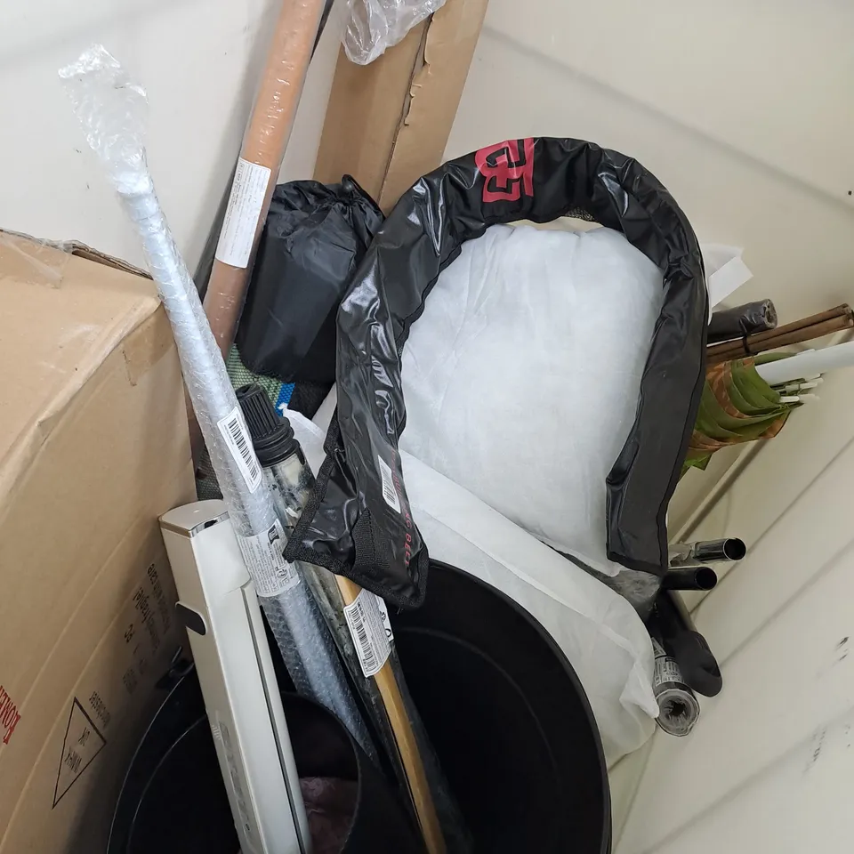 CAGE OF APPROXIMATELY 10 ASSORTED HOUSEHOLD ITEMS TO INCLUDE UMBRELLA, STACKING CHAIR COVER, ETC - COLLECTION ONLY