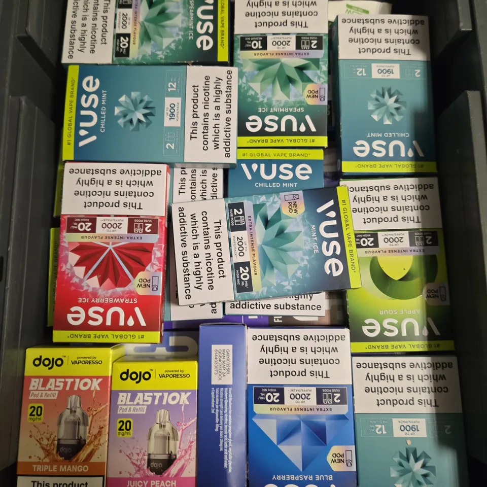 APPROXIMATELY 15 ASSORTED E-CIGARETTE & VAPING ITEMS IN VARIOUS BRANDS 