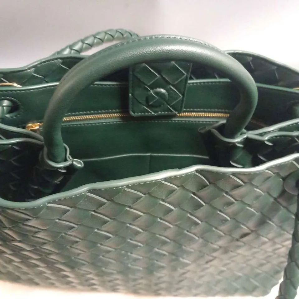 BOTTEGA VENETA ANDIAMO MEDIUM INTRECCIATO GREEN LEATHER TOTE