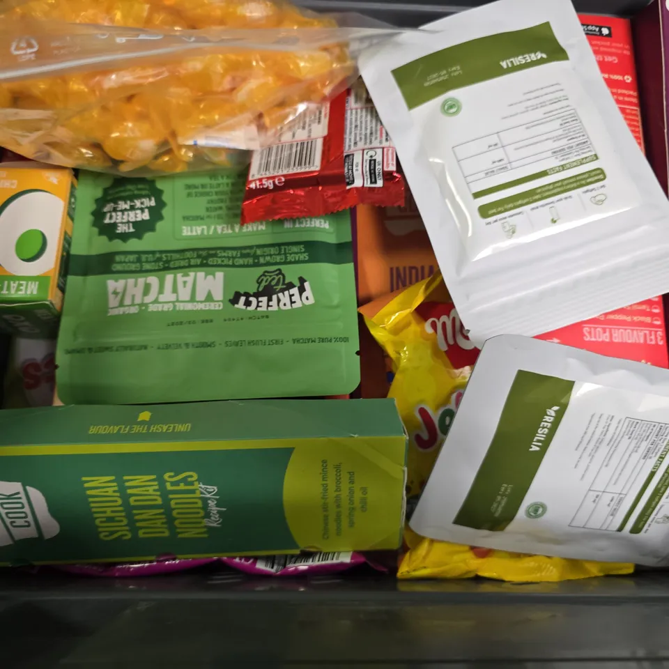 APPROXIMATELY 12 ASSORTED FOOD ITEMS TO INCLUDE - ON GOLD STANDARD WHEY , IRVINS SALTED EGG POTATO CHIPS ETC