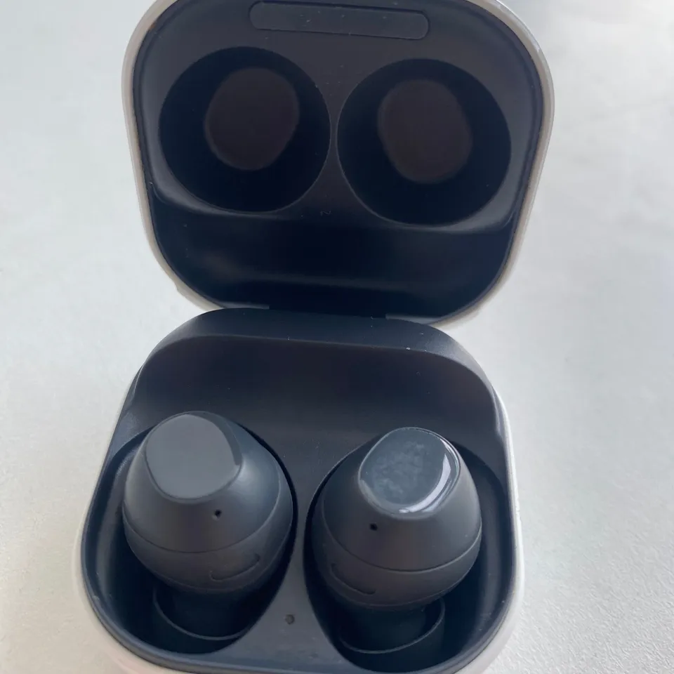 PAIR OF SAMSUNG EARBUDS WITH CHARGING CASE 