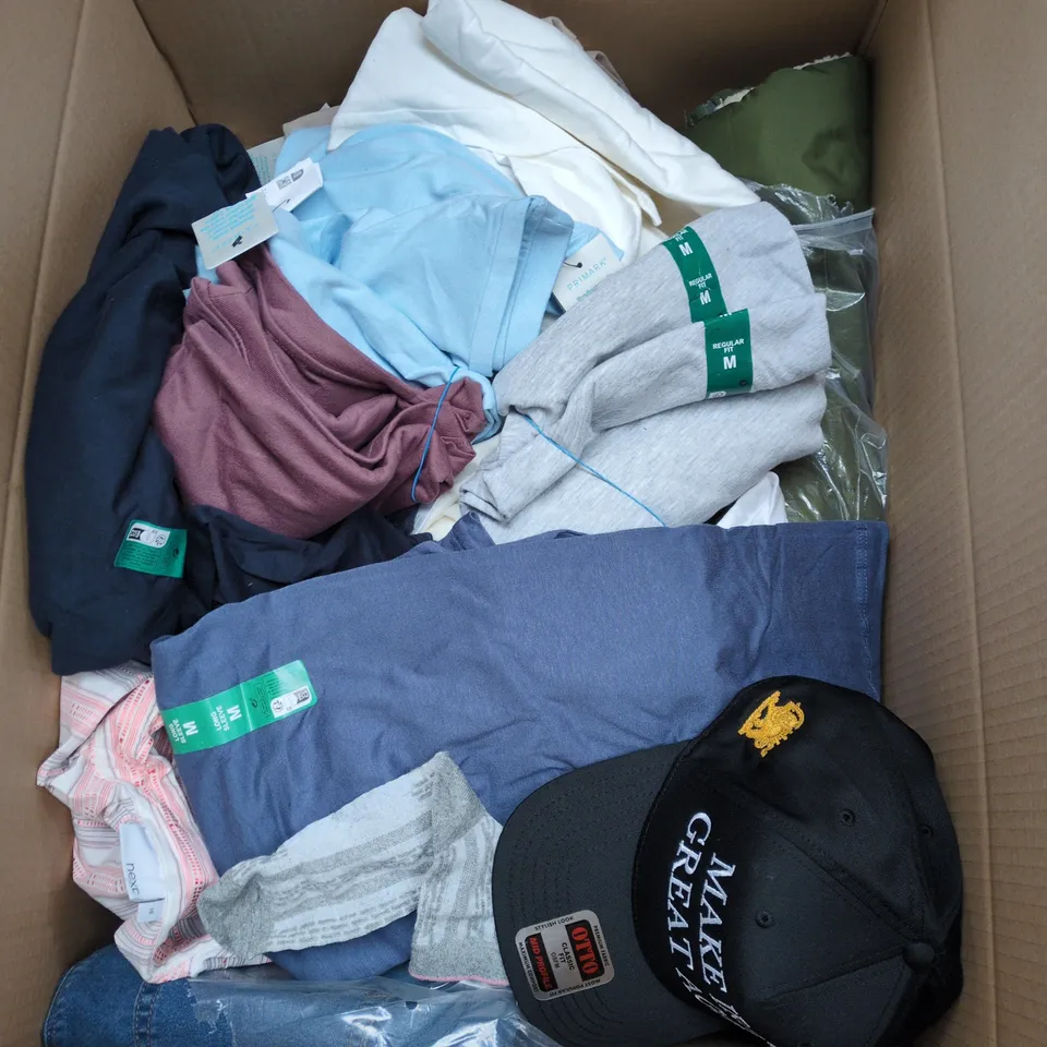 BOX OF APPROXIMATELY 20 ASSORTED CLOTHING ITEMS TO INCLUDE JACK AND JONES T SHIRT, "BOYFRIEND" JUMPER, ASSORTED PRIMARK T SHIRTS, SOCKS ETC