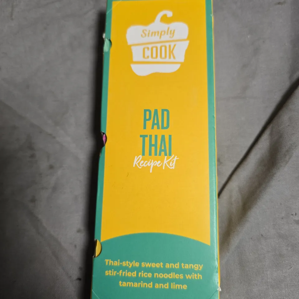 APPROXIMATELY 12 ASSORTED FOOD ITEMS INCLUDING PAD THAI RECIPE KIT , BISTO GRAVY GRANULES AND HAMLET PRALINE COLLECTION 