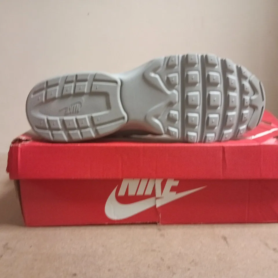 BOXED PAIR OF NIKE AIR MAX INVIGOR TRAINERS IN GREY SIZE UK 8.5