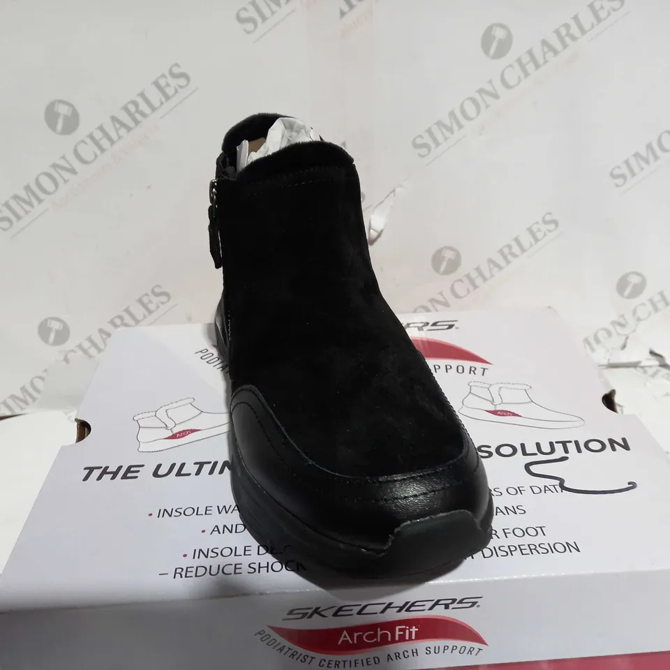 BOXED SKECHERS ARCH FIT SMOOTH ZIP BOOTS, BLACK - SIZE 4.5