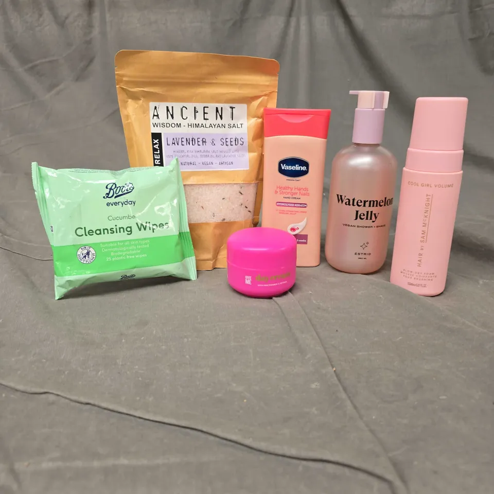APPROXIMATELY 20 ASSORTED HEALTH & BEAUTY PRODUCTS TO INCLUDE VASELINE HAND CREAM, GIVE ME DAY CREAM AND BATH SALTS