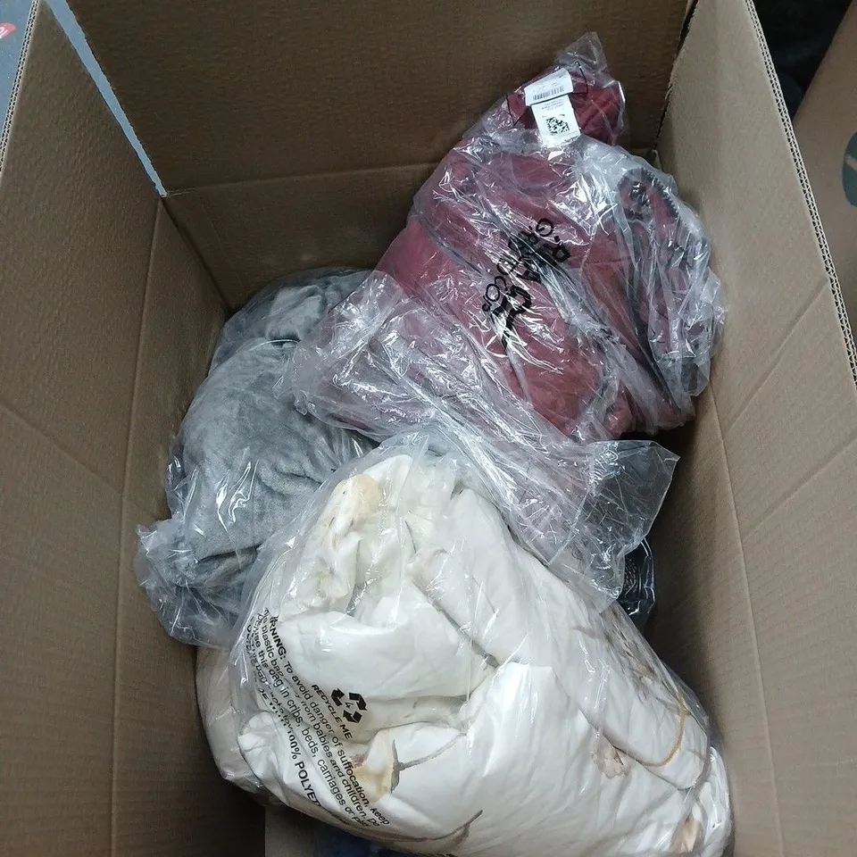 BOX OF APPROXIMATELY 12 ASSORTED ITEMS TO INCLUDE HANDBAGS, WOOL DRYER BALL ETC