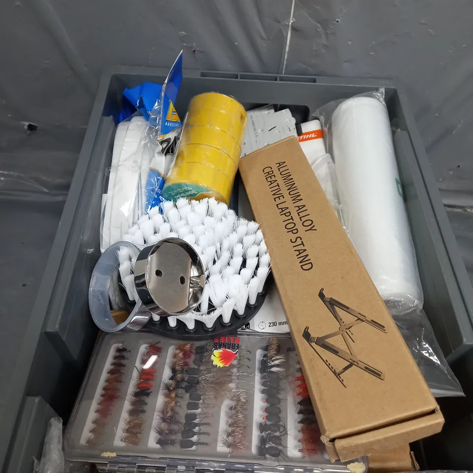 APPROXIMATELY 10 ASSORTED HOUSEHOLD ITEMS TOO INCLUDE COFFEE MUG , GRASS CUTTER , HARDWARE TOOL , ETC 