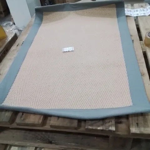 QUALITY DESIGNER AREA RUG - APPROXIMATELY 90X60CM