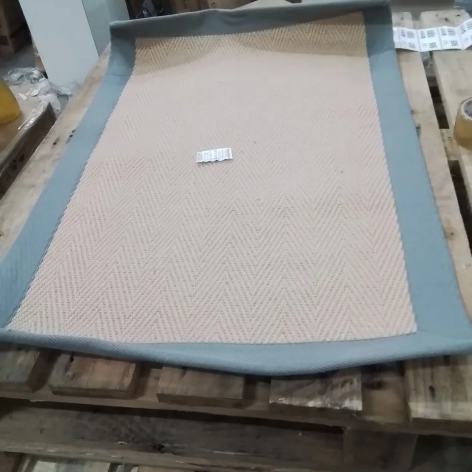 QUALITY DESIGNER AREA RUG - APPROXIMATELY 90X60CM