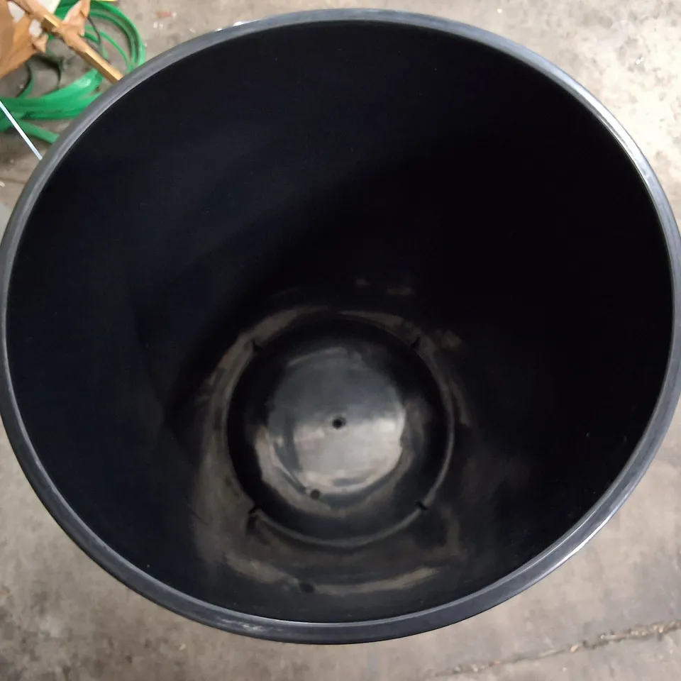 BLACK PLASTIC BIN WITH GREY LID