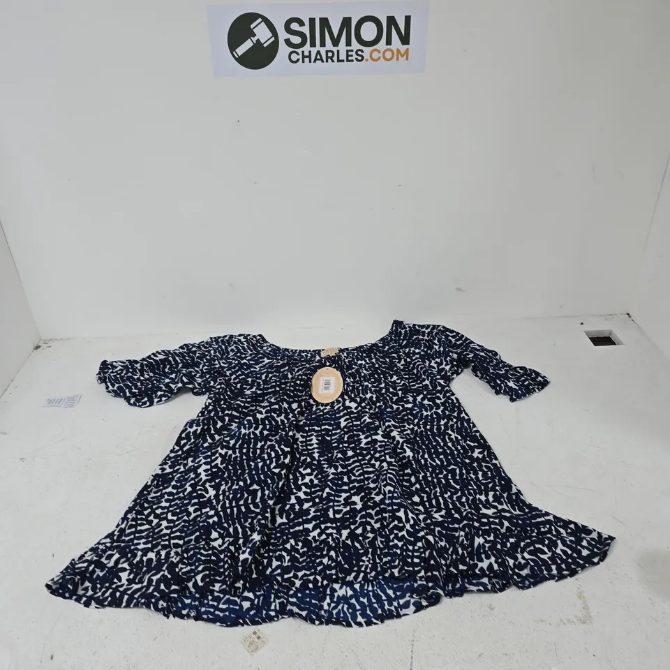 BOX OF APPROXIMATELY 15 ASSORTED ITEMS TO INCLUDE: NABELLA BLOUSE
