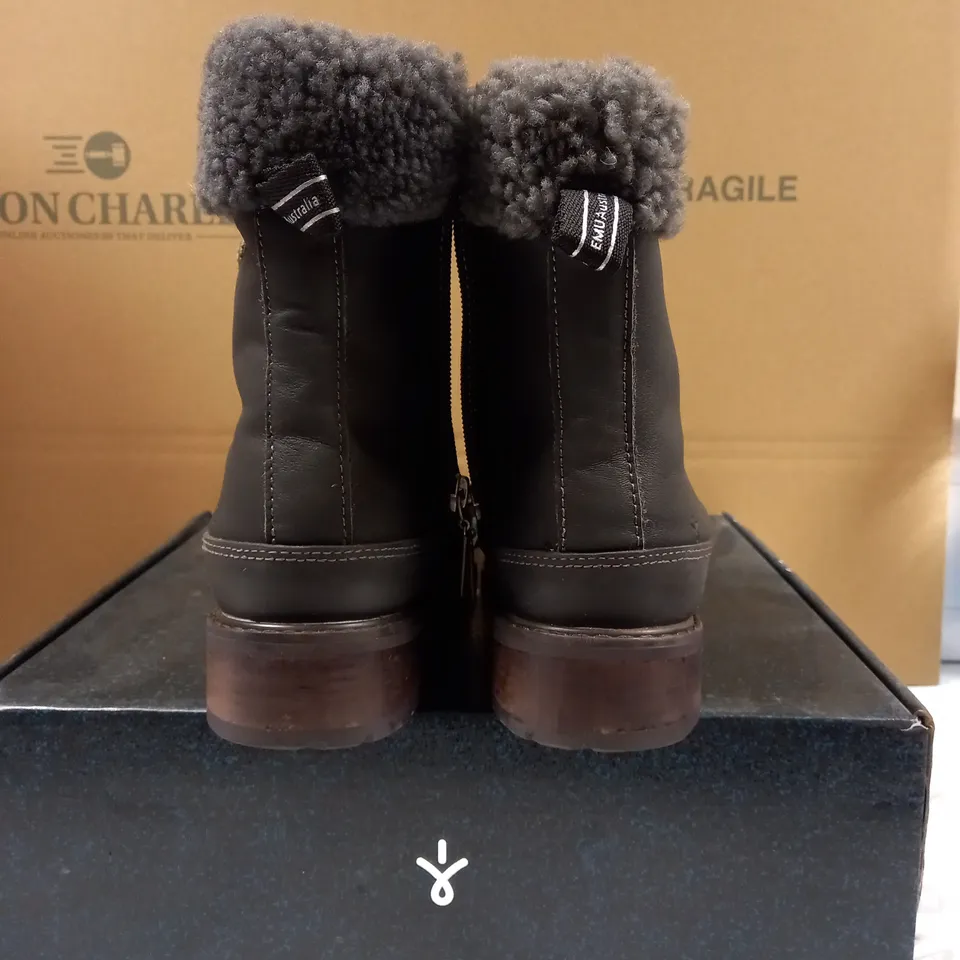 EMU AUSTRAILIA DARK GREY OKAB WATERPROOF BOOTS - SIZE 6