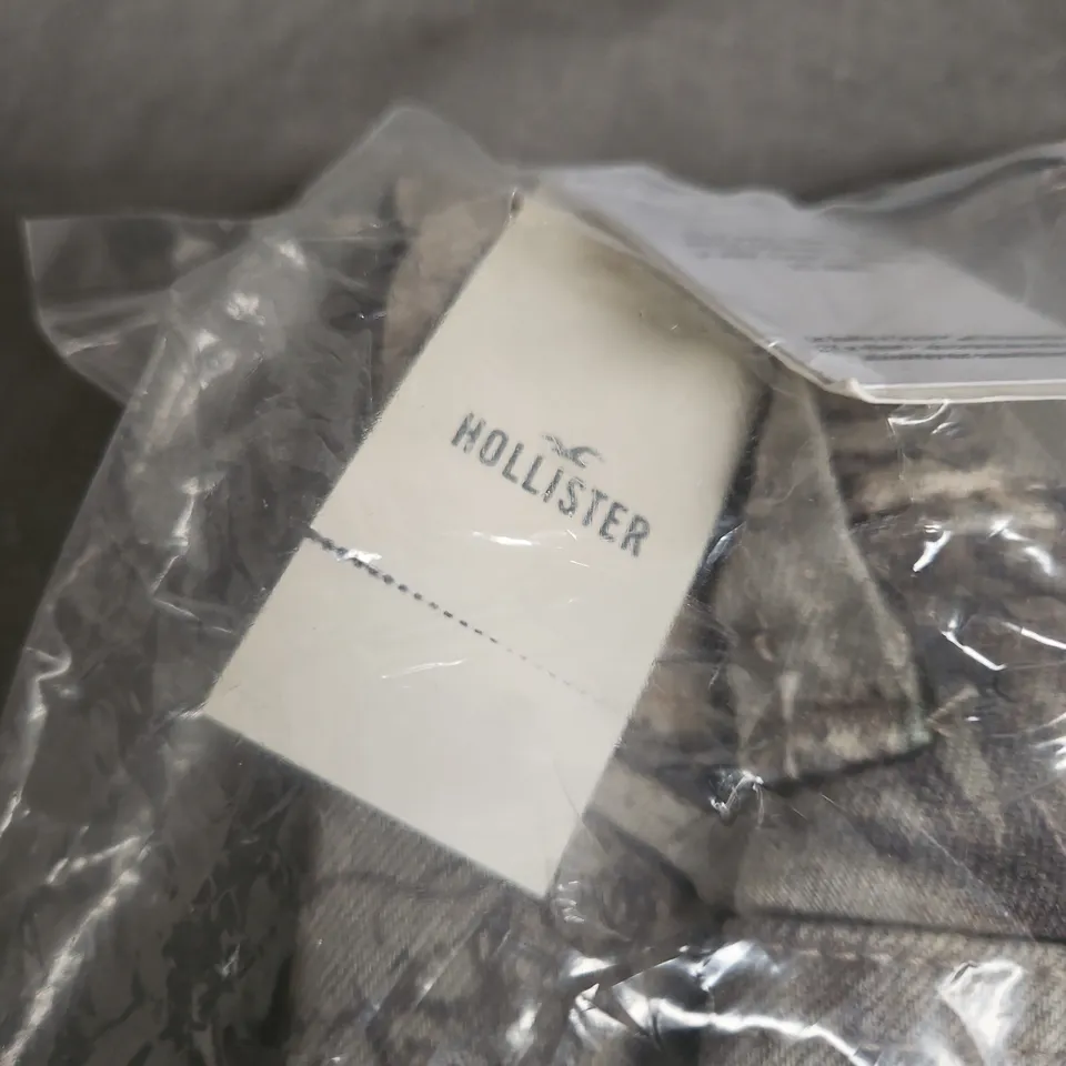 HOLLISTER TROUSERS IN TREE CAMO – SIZE W29 L32
